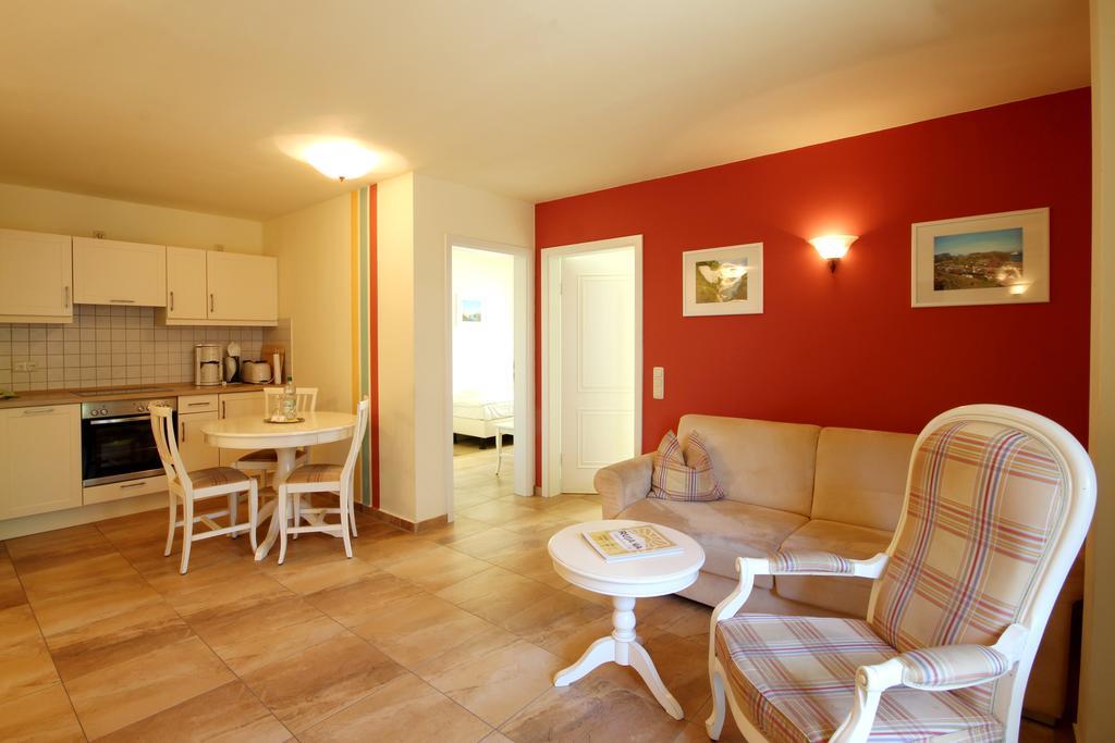 Apartmenthaus Hus Uebi By Rujana Binz Exteriör bild