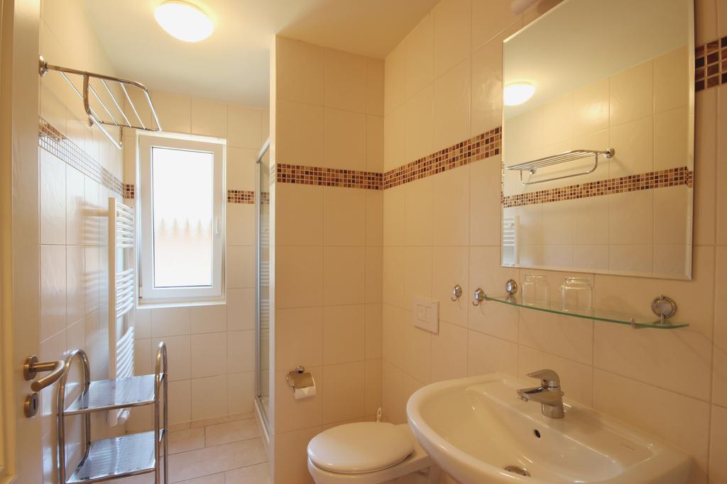 Apartmenthaus Hus Uebi By Rujana Binz Exteriör bild